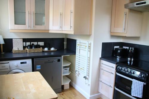 Lilac Bicester-Oxford quiet 3 bedroom house with private parking in Caversfield