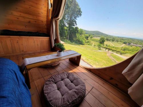 Masažna kad, Incredibly Unique Barrel Pod on a Beautiful Private Vineyard with Breathtaking Views for an Unforget in Jonesville (NC)