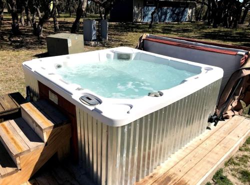 Pezsgőfürdő, Peaceful Wildlife Ranch Cabin with Pool Access near Kerrville in Mountain Home, Texas in Mountain Home (TX)