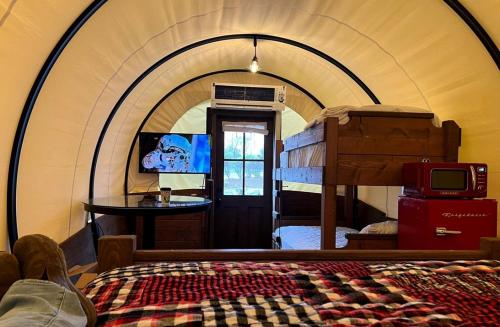 Cute Caravan Nestled Amidst Trees in Danville, Kentucky in 亞特奇森 (KY)