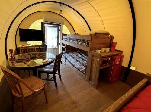 Cute Caravan Nestled Amidst Trees in Danville, Kentucky in 亞特奇森 (KY)