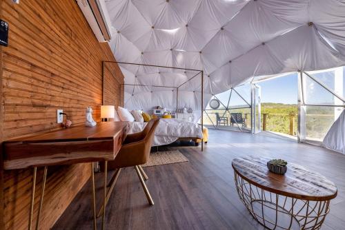 Fully-Equipped Luxury Dome Rental for 4 in Burnet, Texas in Бернет
