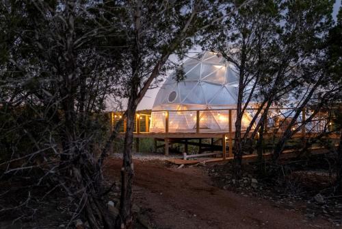 Fully-Equipped Luxury Dome Rental for 4 in Burnet, Texas in Бернет