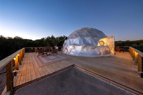 Fully-Equipped Luxury Dome Rental for 4 in Burnet, Texas in Бернет