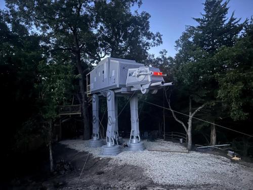 Spectacular Treehouse with Speeder Bike & Creek Views near Forestburg, Texas in Muenster (TX)