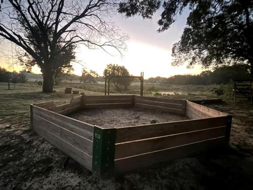 Karstais baseins, Spectacular Treehouse with Speeder Bike & Creek Views near Forestburg, Texas in Muenster (TX)