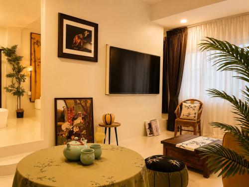 room detail thumbnail 2