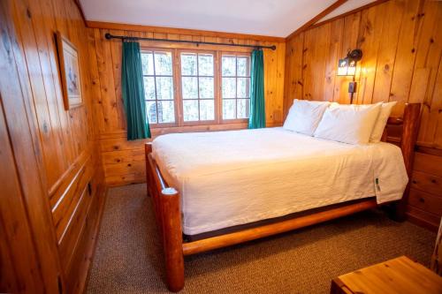 Authentic Rustic Cabin with Large Deck & Fireplace Near Birch Lake, Babbitt, MN in Babbitt