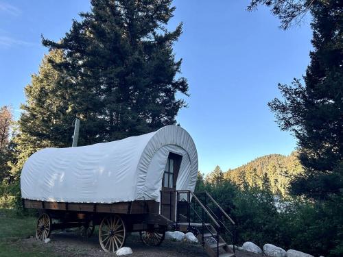 Rustic Conestoga Wagon Stay with Lodge Amenities near Boulder Creek, Montana in Philipsburg (MT)