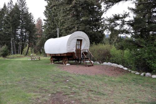 Rustic Conestoga Wagon Stay with Lodge Amenities near Boulder Creek, Montana in Philipsburg (MT)