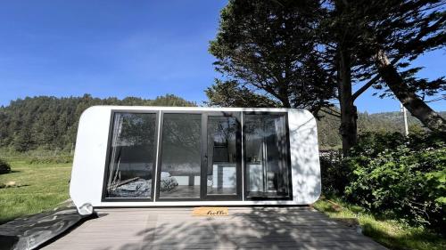 Apple Iphone Inspired Glamping Pod in Klamath, CA in Klamath (CA)