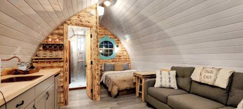 Magical Treehouse Retreat with Creek Views near Forestburg Forest in Forestburg, Texas in Muenster (TX)