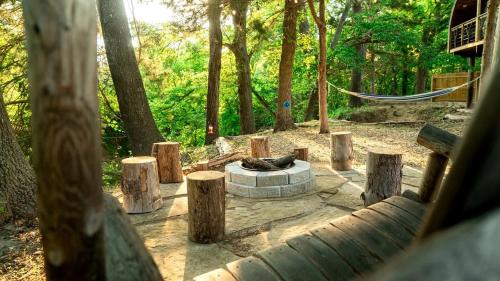 Magical Treehouse Retreat with Creek Views near Forestburg Forest in Forestburg, Texas in Muenster (TX)