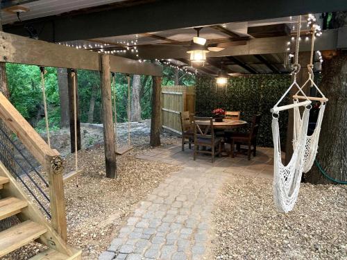 Magical Treehouse Retreat with Creek Views near Forestburg Forest in Forestburg, Texas in Muenster (TX)