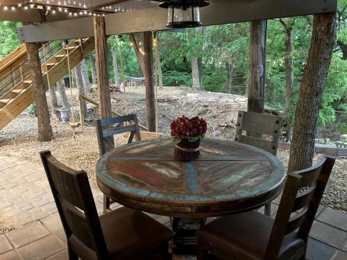 Magical Treehouse Retreat with Creek Views near Forestburg Forest in Forestburg, Texas in Muenster (TX)