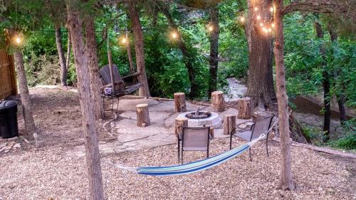 Magical Treehouse Retreat with Creek Views near Forestburg Forest in Forestburg, Texas in Muenster (TX)