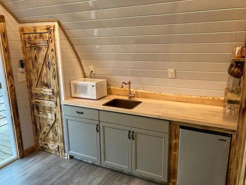 Magical Treehouse Retreat with Creek Views near Forestburg Forest in Forestburg, Texas in Muenster (TX)