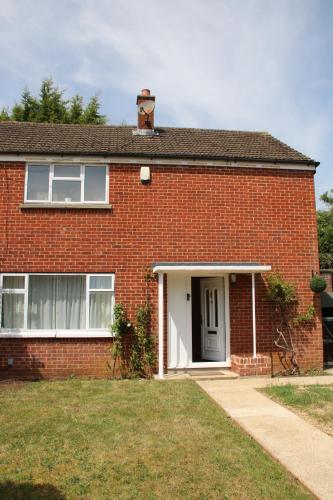 Lilac Bicester-Oxford quiet 3 bedroom house with private parking in Caversfield