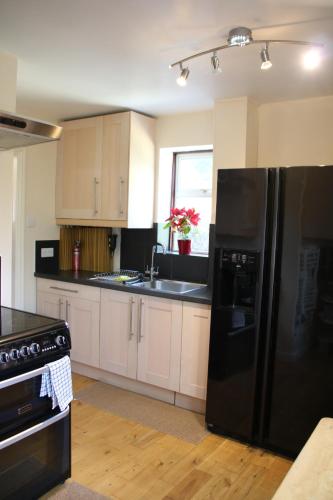 Lilac Bicester-Oxford quiet 3 bedroom house with private parking in Caversfield