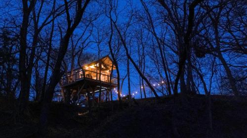 Enchanting Pecan Treehouse with Creek Views near Forestburg, Texas in Muenster (TX)