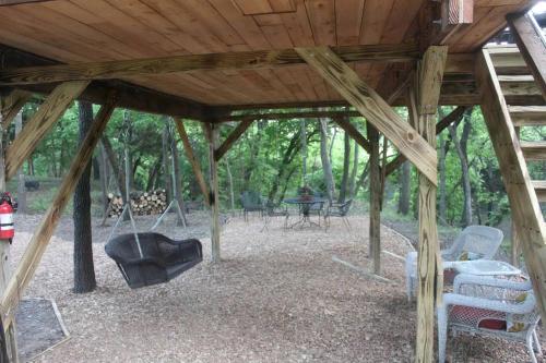 Enchanting Pecan Treehouse with Creek Views near Forestburg, Texas in Muenster (TX)