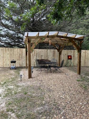 Unique Jungle-Style Glamping RV with 8-Foot Suspended Tree Tent near Creek Trails in Forestburg, Tex in Muenster (TX)