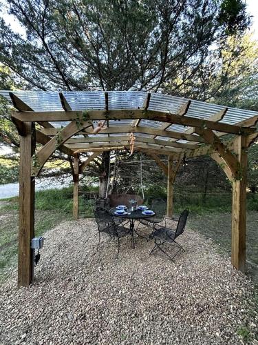 Unique Jungle-Style Glamping RV with 8-Foot Suspended Tree Tent near Creek Trails in Forestburg, Tex in Muenster (TX)