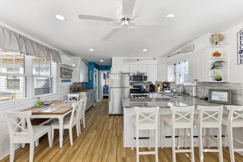 Beachside 2BR Condo in Wildwood Crest with Deck BBQ & Parking - image 9