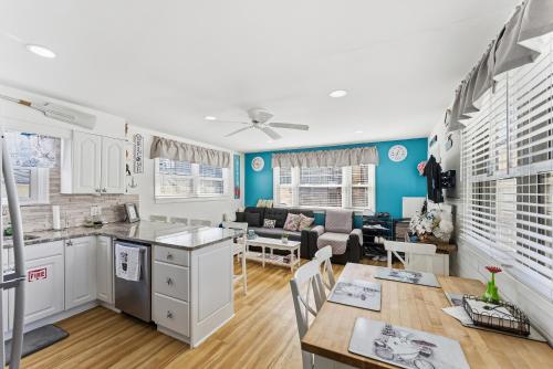 Beachside 2BR Condo in Wildwood Crest with Deck BBQ & Parking - image 4