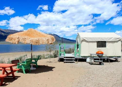 . Beautiful Tented Cabin with Stunning Reservoir Views for a Unique Glamping Getaway in Bridgeport, California