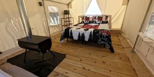 Snug Safari Tent for Glamping Getaways to Texas Hill Country in Utopia (TX)