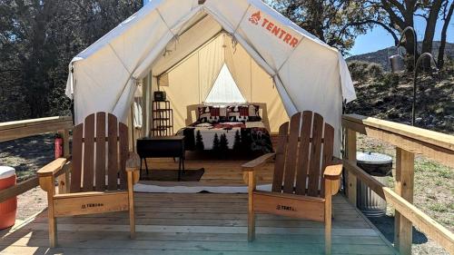 Snug Safari Tent for Glamping Getaways to Texas Hill Country in Utopia (TX)