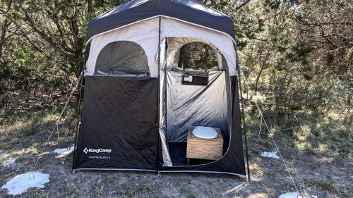 Snug Safari Tent for Glamping Getaways to Texas Hill Country in Utopia (TX)