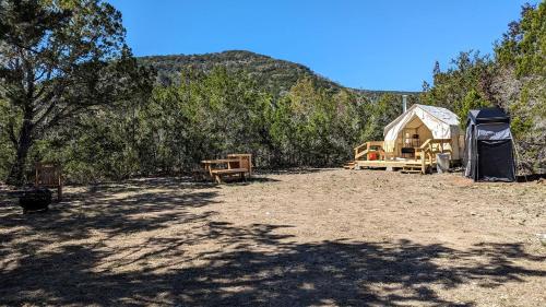 Snug Safari Tent for Glamping Getaways to Texas Hill Country in Utopia (TX)
