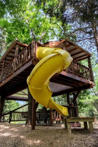 Enchanting Forest Treehouse Hideaway with Farm Activities near Bingham Creek in Forestburg, Texas in Muenster (TX)