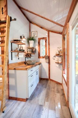 Enchanting Forest Treehouse Hideaway with Farm Activities near Bingham Creek in Forestburg, Texas in Muenster (TX)
