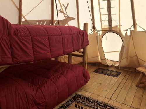 Cozy Native American Tipi with Resort Amenities near Boulder, Montana in Philipsburg (MT)