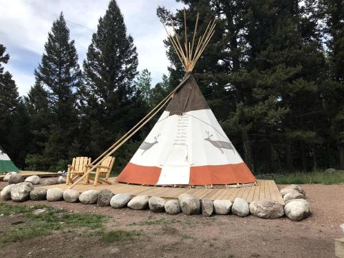 Cozy Native American Tipi with Resort Amenities near Boulder, Montana in Philipsburg (MT)