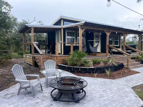 Off-Grid, Lakeside Tiny Home in Punta Gorda, Florida, Perfect for a Weekend Getaway