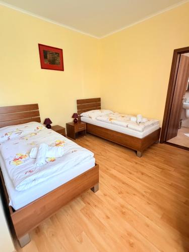 3 twin beds