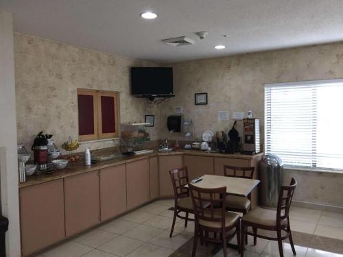 Americas Best Value Inn and Suites - Abilene Mall - image 24