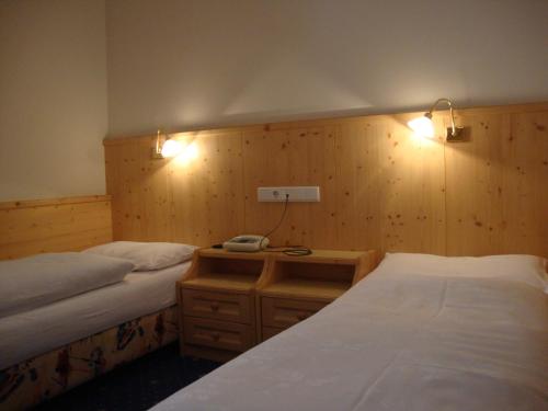 2 twin beds
