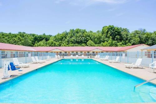 Travelodge by Wyndham Parkersburg – Parkersburg, WV