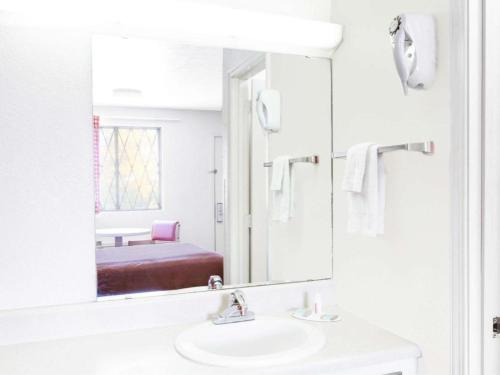 Travelodge by Wyndham Parkersburg – Parkersburg, WV
