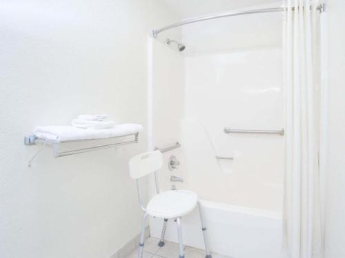 Travelodge by Wyndham Parkersburg – Parkersburg, WV