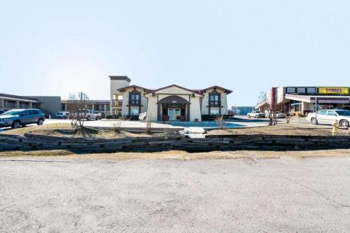 OYO Hotel Tulsa N Sheridan Rd & Airport – Tulsa, OK