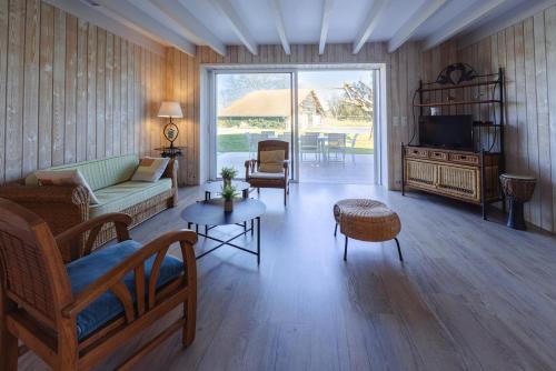 Shared lounge/TV area, Villa Solanne Narrosse 10 pers - Piscine privee - Clim - Jardin in Narrosse