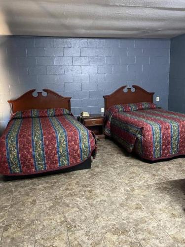 Budget Inn - image 11