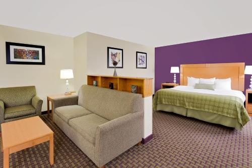 Ramada by Wyndham Marquette - main image