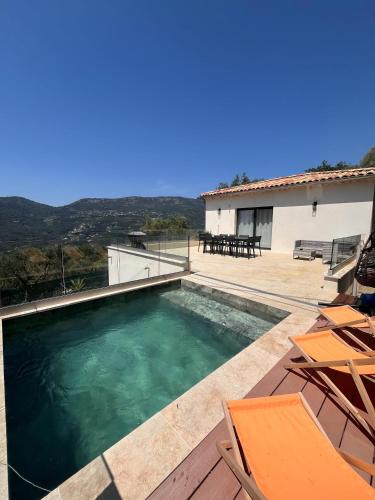 Villa Bikara, neuve, élégante et lumineuse proche de Nice